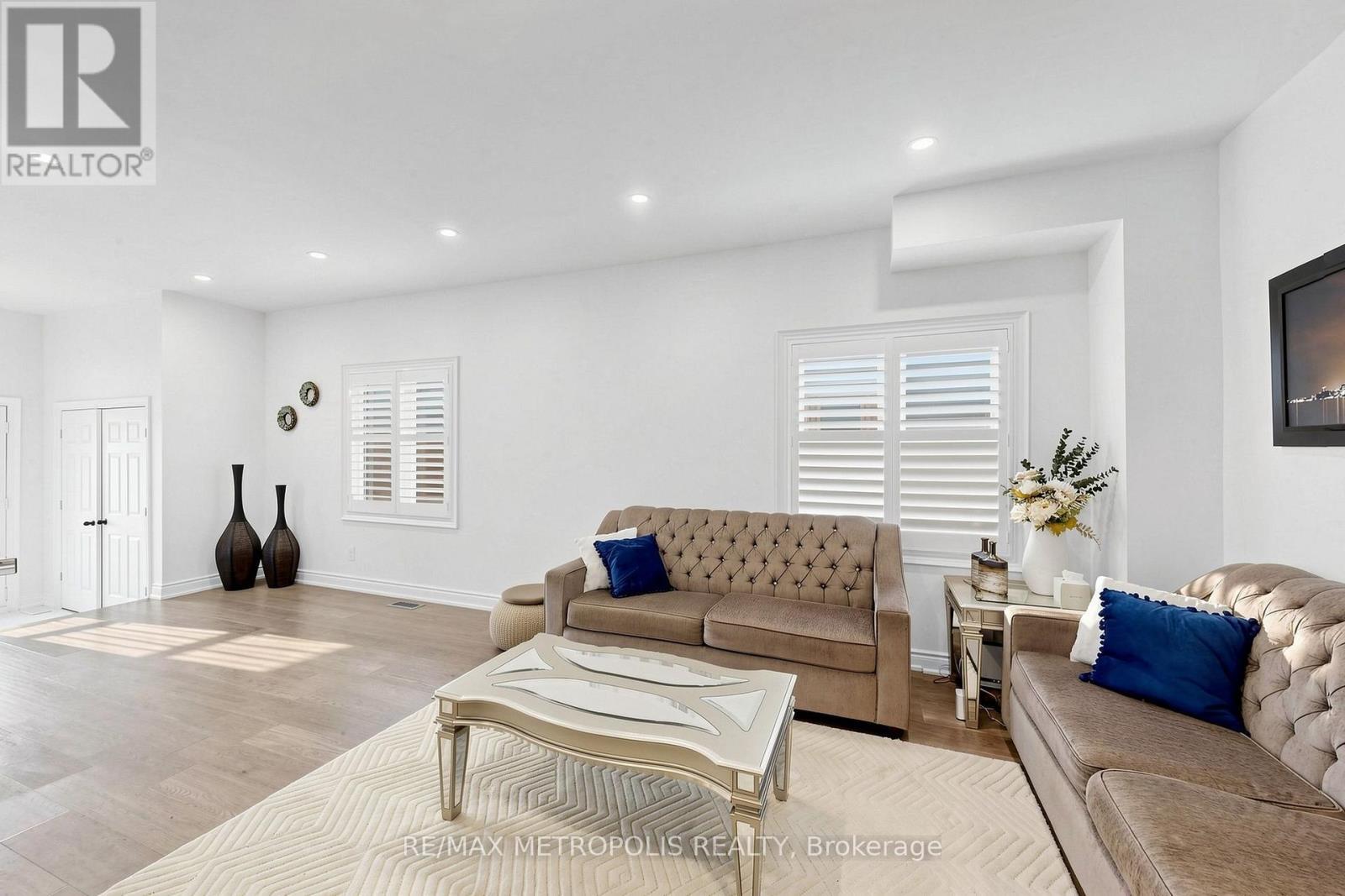 30A Cedar Drive, Toronto, ON - Indoor Photo Showing Living Room