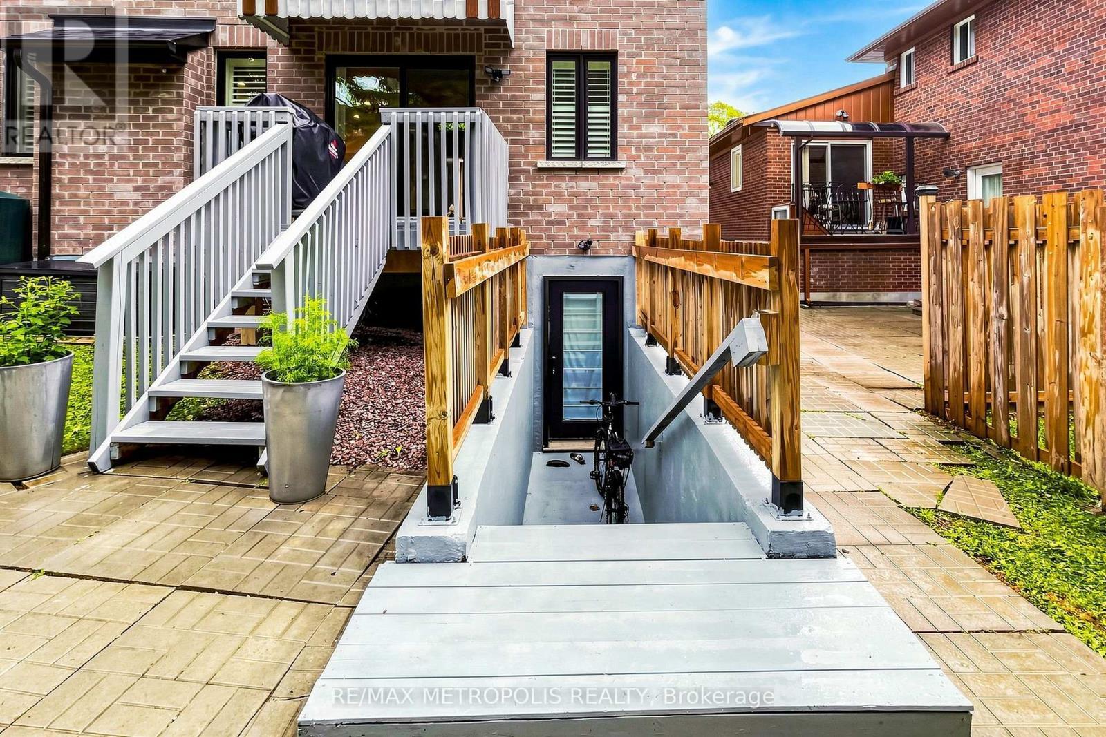 30A Cedar Drive, Toronto, ON - Outdoor