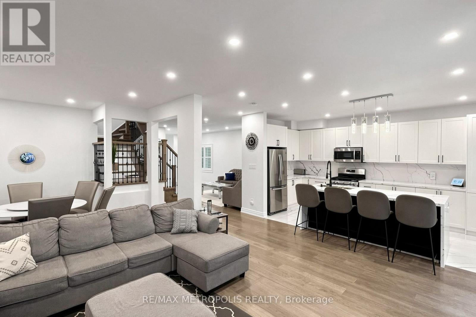 30A Cedar Drive, Toronto, ON - Indoor Photo Showing Living Room