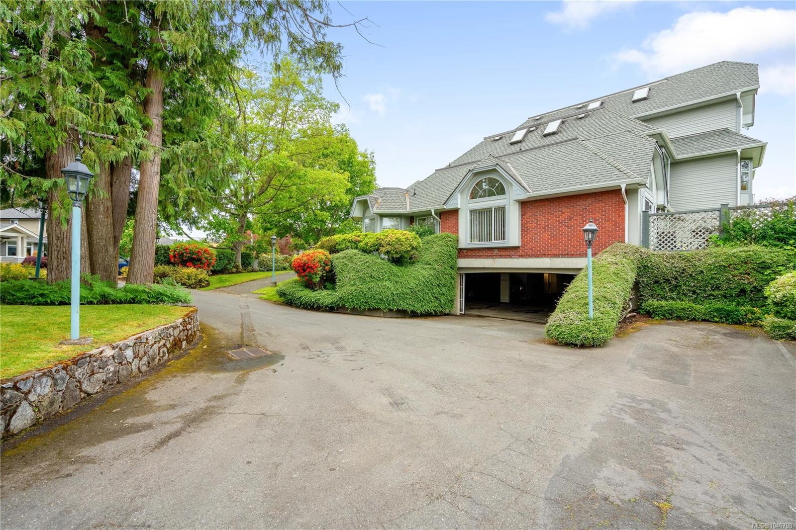 #101-10431 Resthaven Dr, Sidney, BC - Outdoor