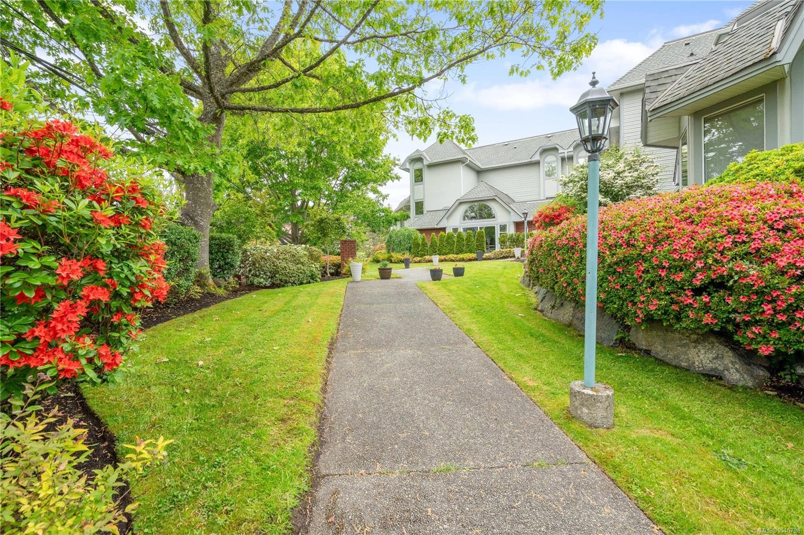 #101-10431 Resthaven Dr, Sidney, BC - Outdoor