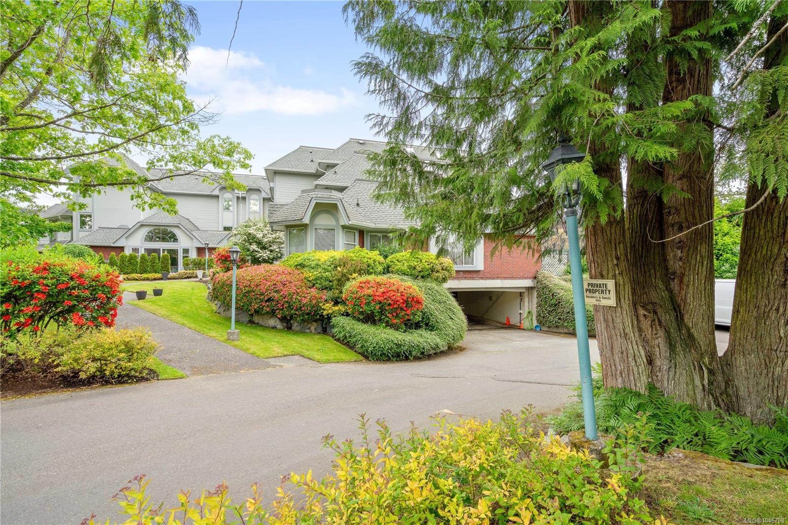 #101-10431 Resthaven Dr, Sidney, BC - Outdoor