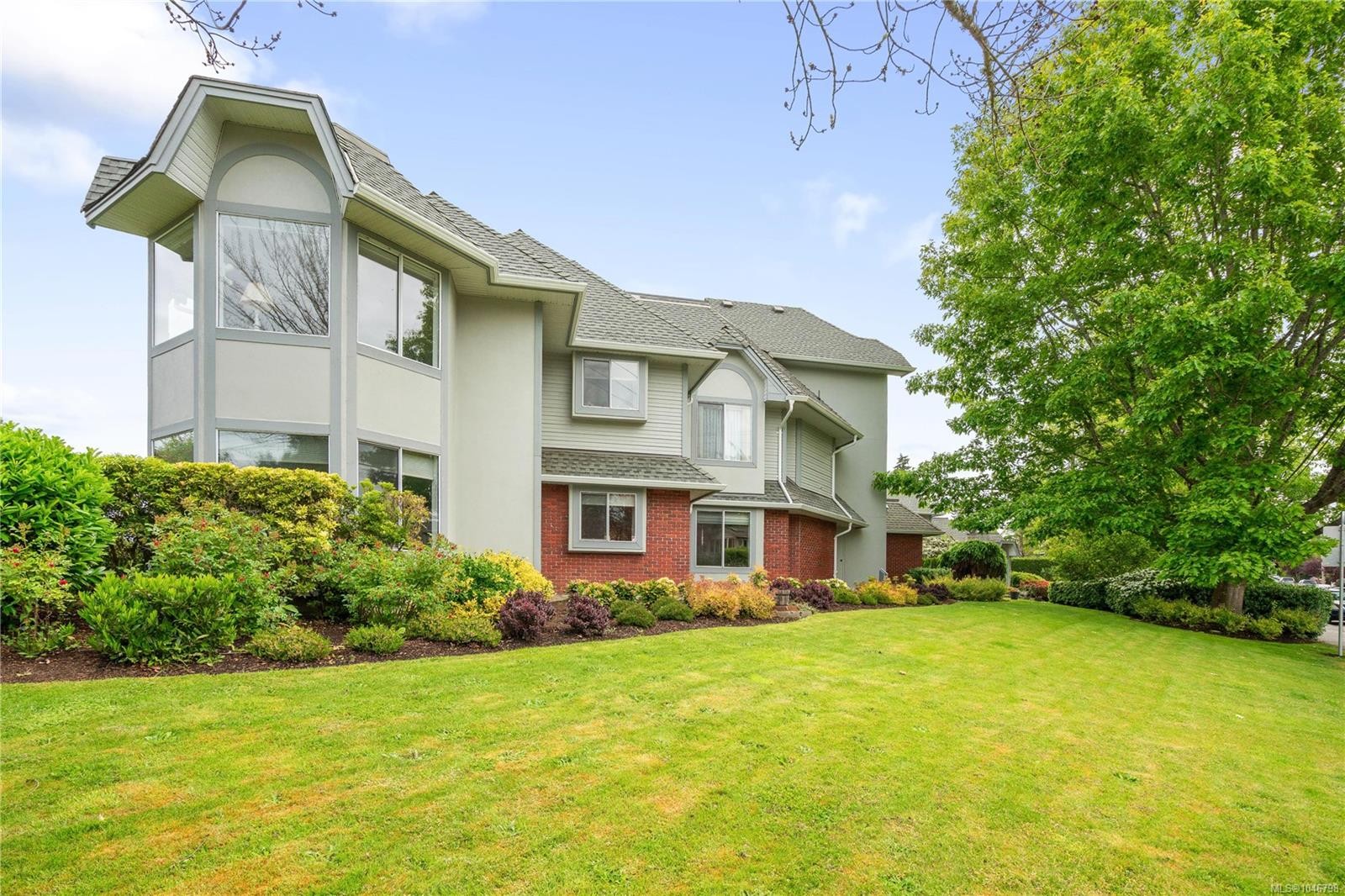 #101-10431 Resthaven Dr, Sidney, BC - Outdoor