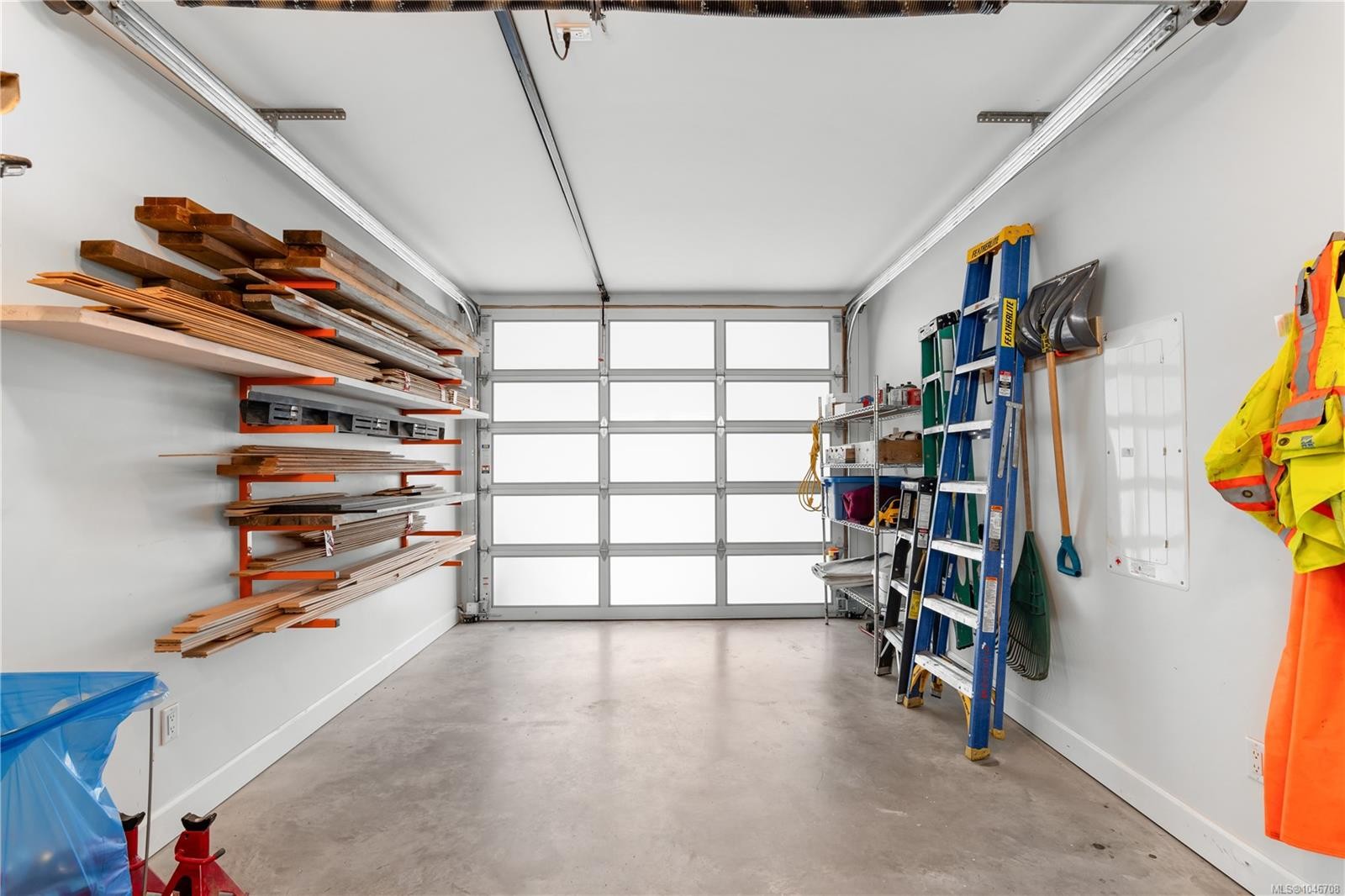 1704 Coronation Ave, Victoria, BC - Indoor Photo Showing Garage
