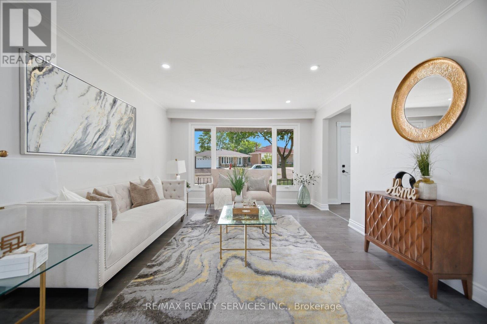 7493 Netherwood Road, Mississauga, ON - Indoor Photo Showing Living Room