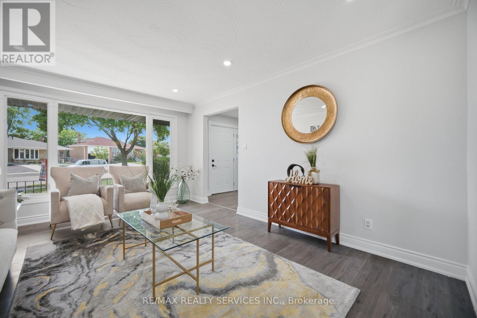 7493 Netherwood Road, Mississauga, ON - Indoor Photo Showing Living Room