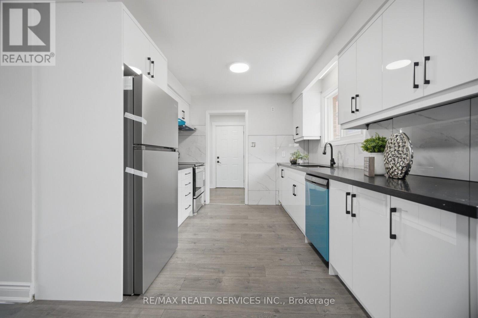 7493 Netherwood Road, Mississauga, ON - Indoor Photo Showing Kitchen