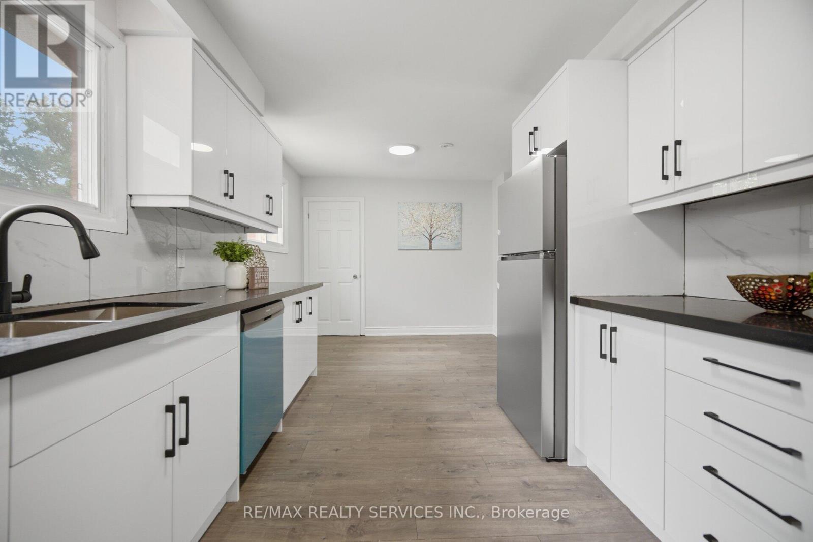 7493 Netherwood Road, Mississauga, ON - Indoor Photo Showing Kitchen