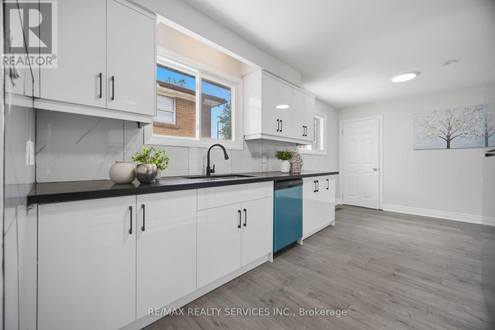 7493 Netherwood Road, Mississauga, ON - Indoor Photo Showing Kitchen