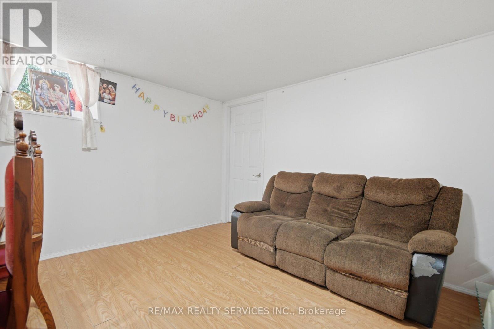7493 Netherwood Road, Mississauga, ON - Indoor Photo Showing Living Room