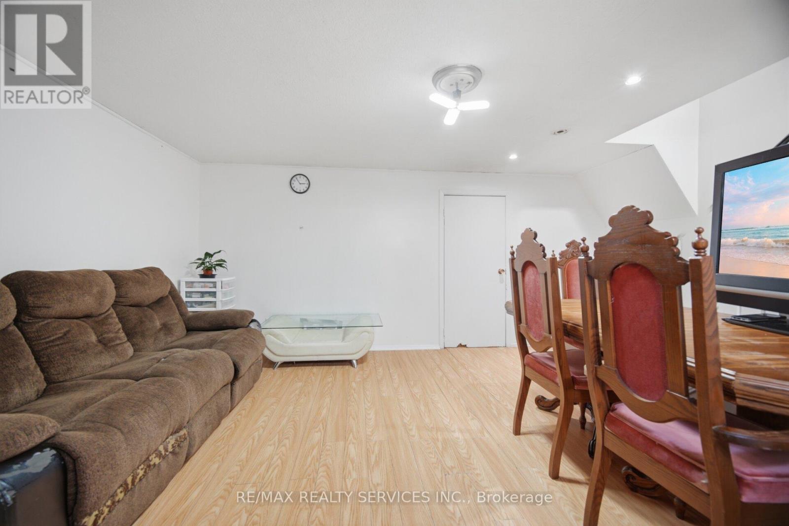 7493 Netherwood Road, Mississauga, ON - Indoor Photo Showing Living Room