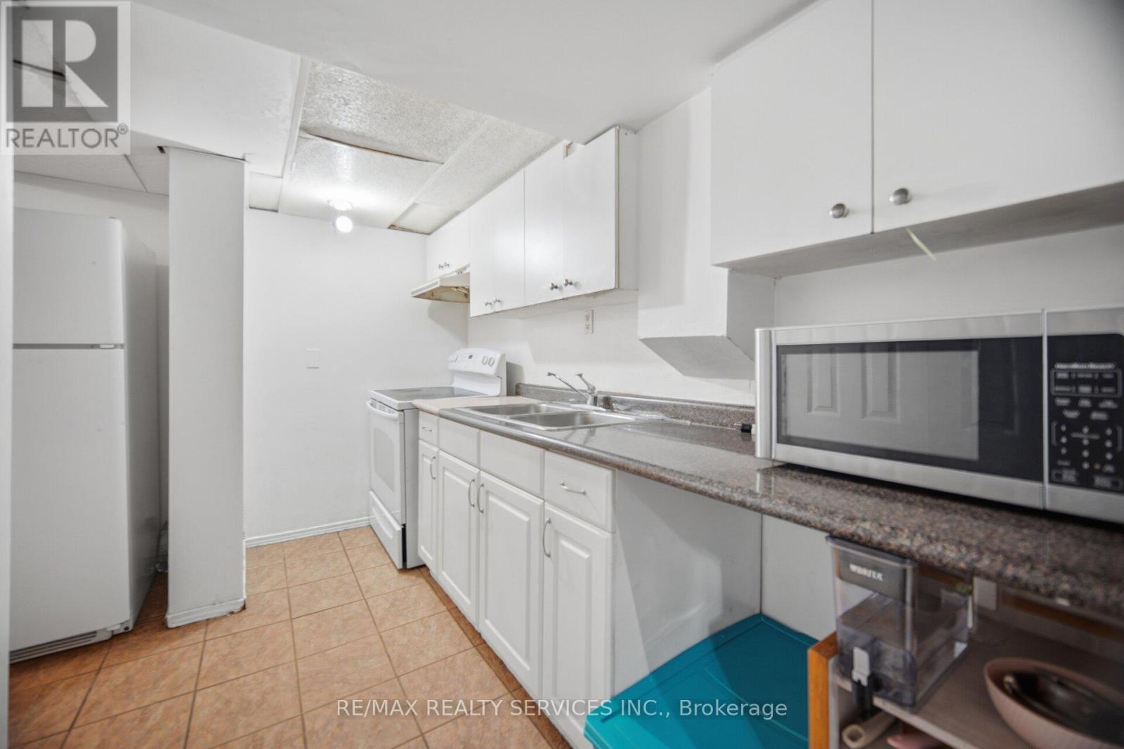7493 Netherwood Road, Mississauga, ON - Indoor Photo Showing Kitchen With Double Sink