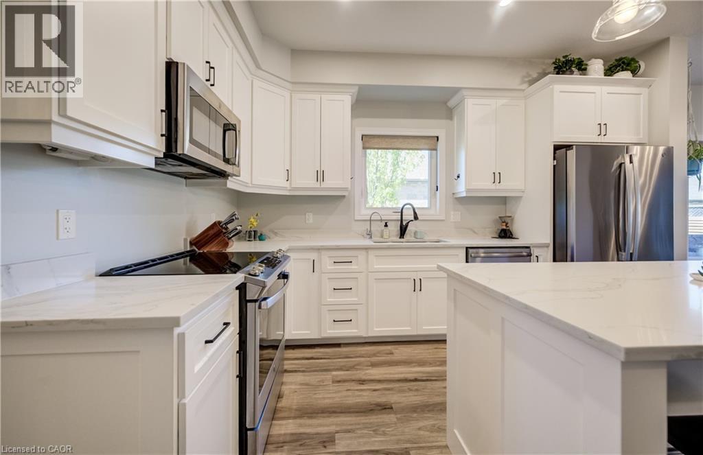 117 Sarah Road, Mount Forest, ON - Indoor Photo Showing Kitchen With Upgraded Kitchen