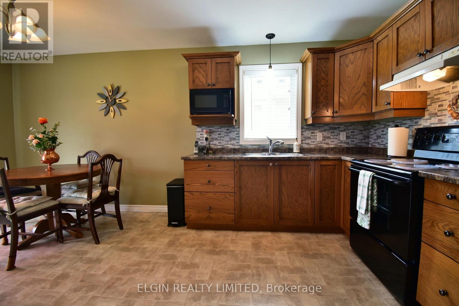 5 Havenridge Court, St. Thomas, ON - Indoor Photo Showing Kitchen With Double Sink