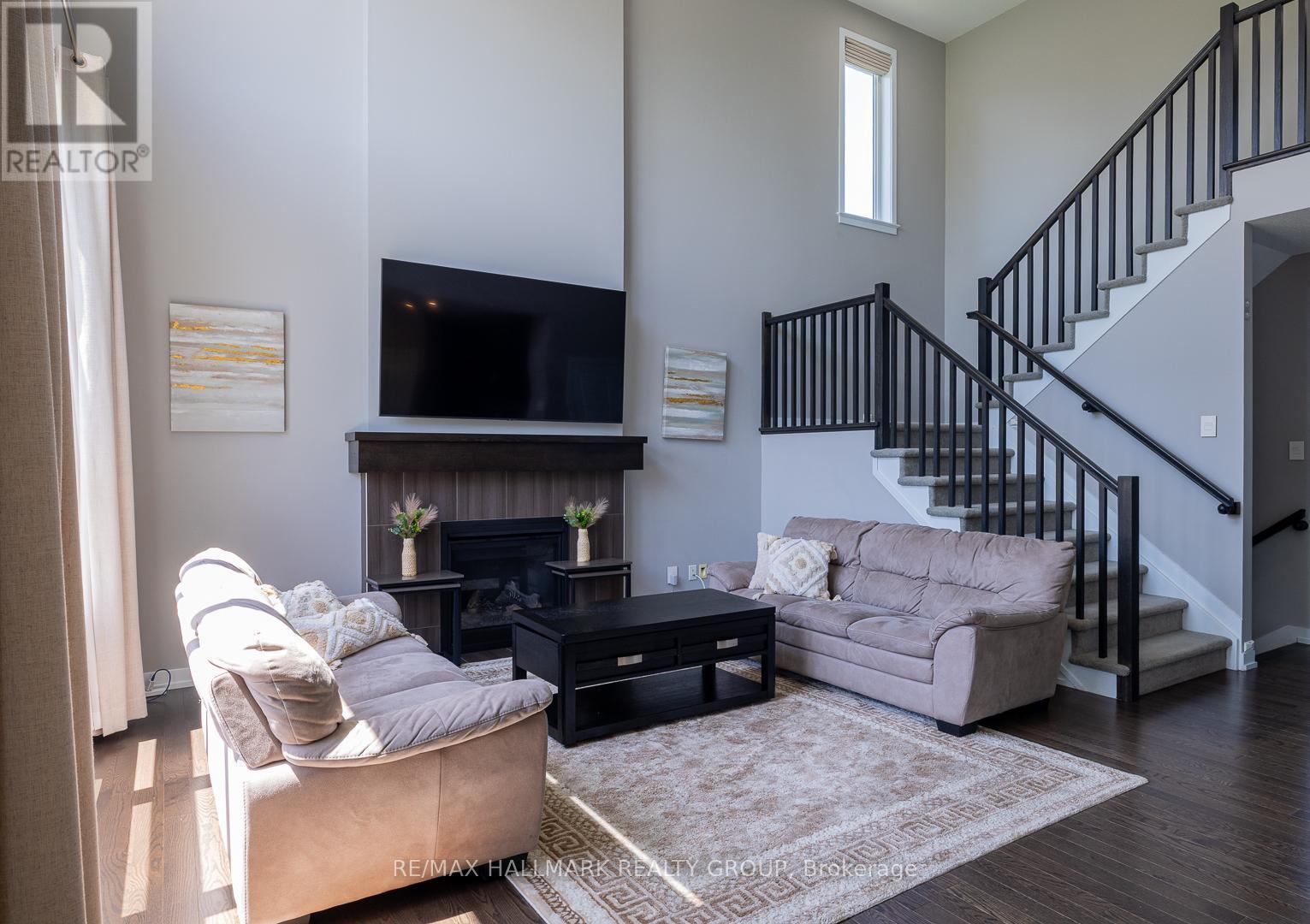 305 Oxer Place, Ottawa, ON - Indoor Photo Showing Living Room