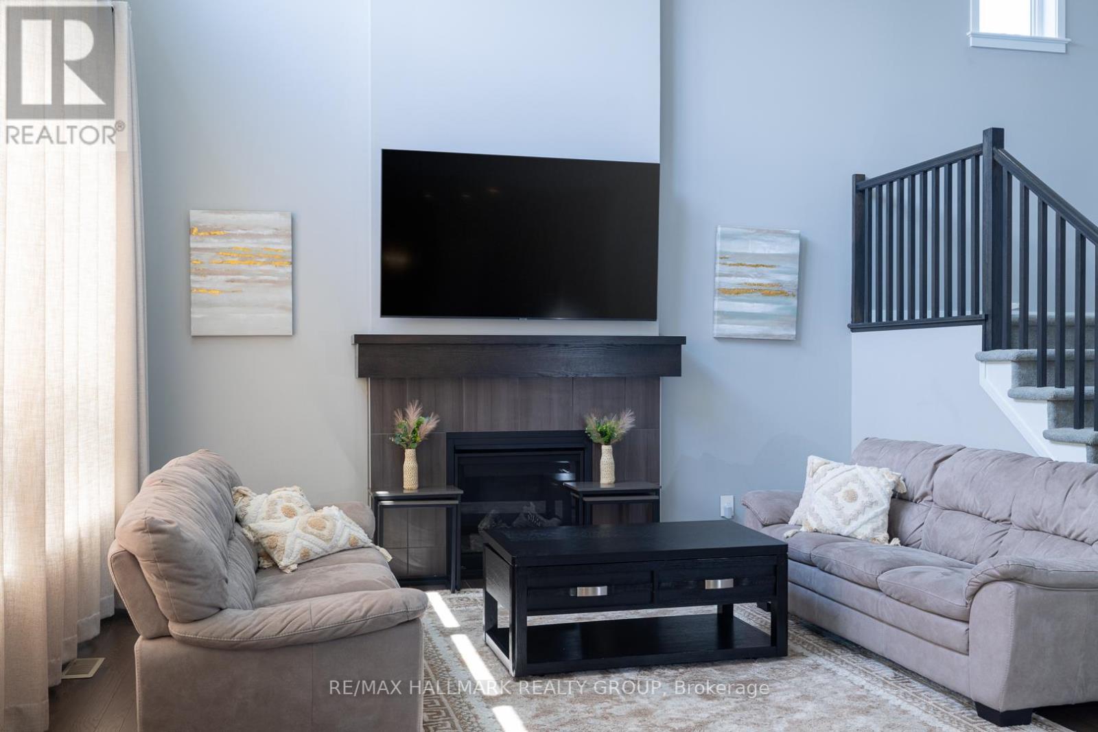 305 Oxer Place, Ottawa, ON - Indoor Photo Showing Living Room