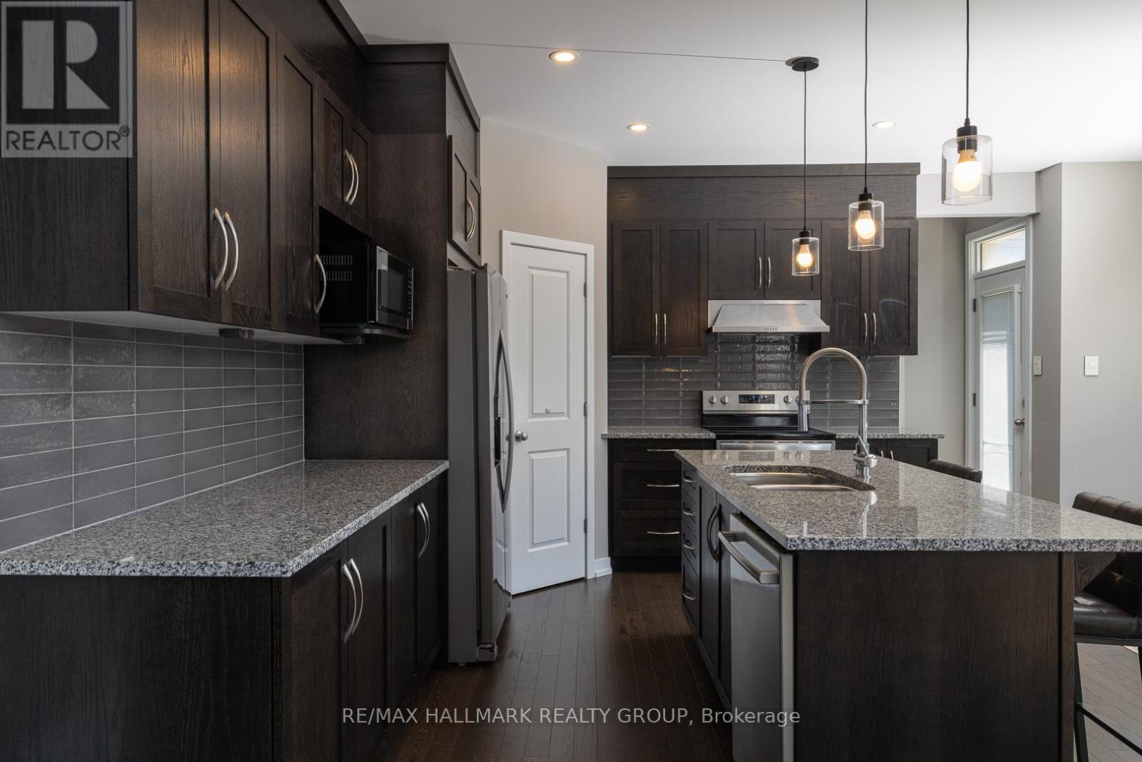305 Oxer Place, Ottawa, ON - Indoor Photo Showing Kitchen With Upgraded Kitchen