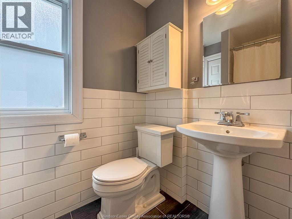 1111 Elsmere, Windsor, ON - Indoor Photo Showing Bathroom