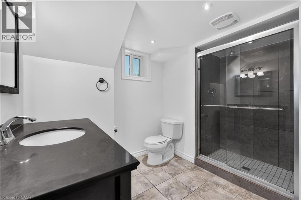 4 Forsyth Avenue N, Hamilton, ON - Indoor Photo Showing Bathroom
