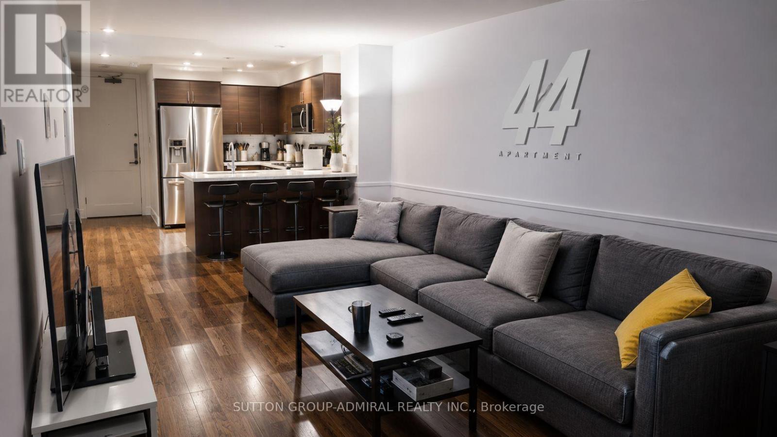 3210 - 2191 Yonge Street, Toronto, ON - Indoor Photo Showing Living Room