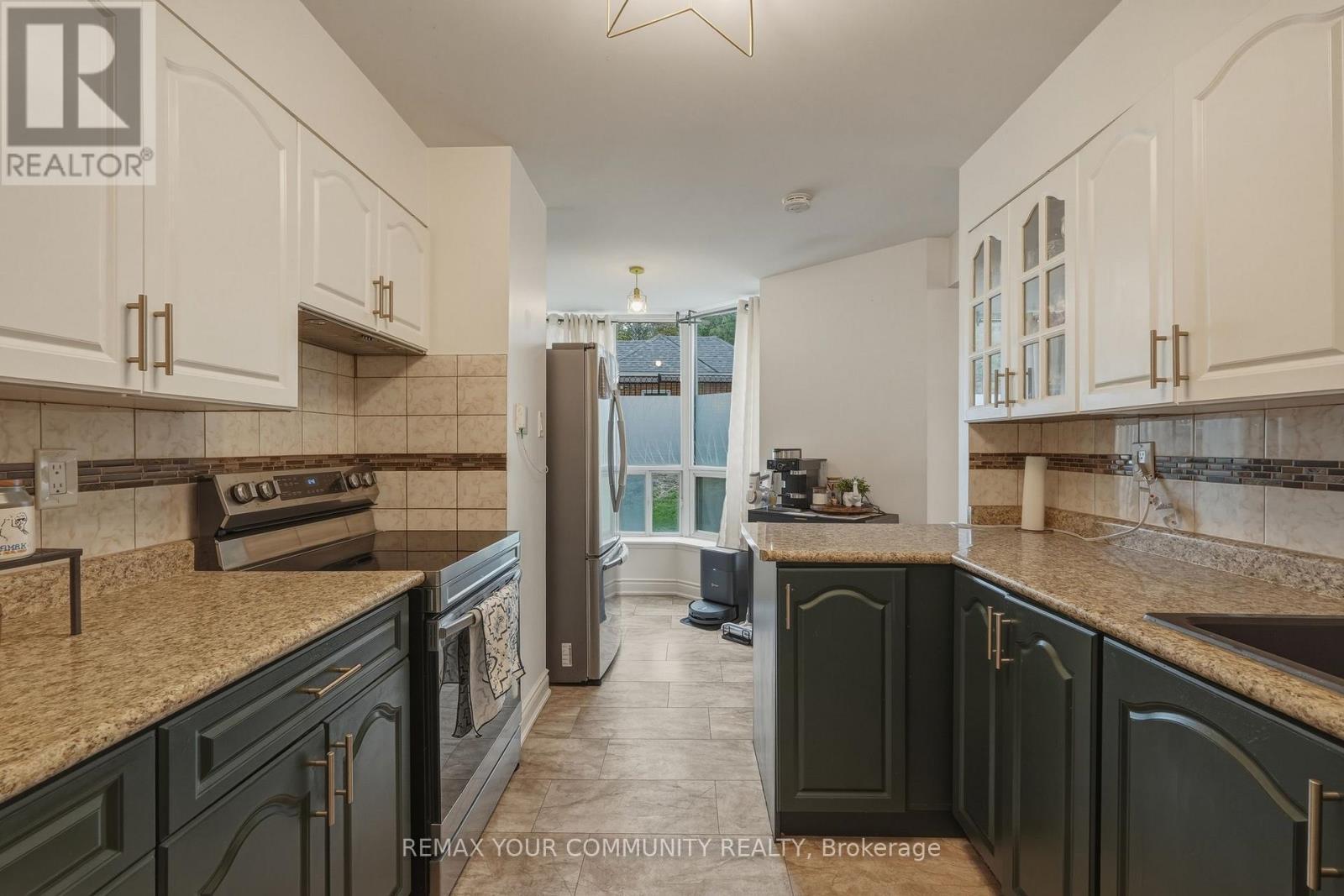 103 - 410 Mclevin Avenue, Toronto, ON - Indoor Photo Showing Kitchen