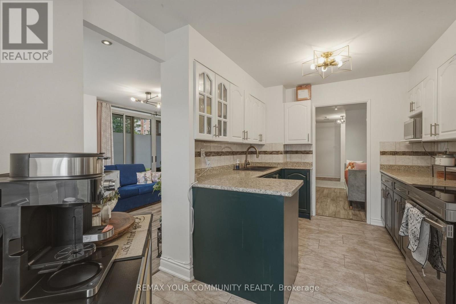 103 - 410 Mclevin Avenue, Toronto, ON - Indoor Photo Showing Kitchen