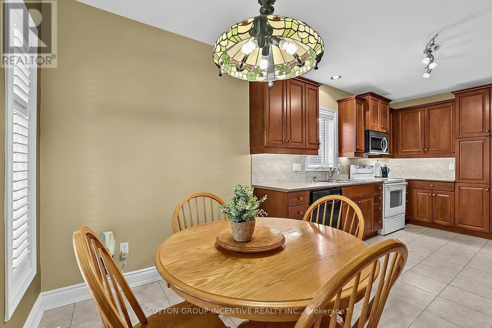 13 Renaissance Point, New Tecumseth, ON - Indoor Photo Showing Dining Room