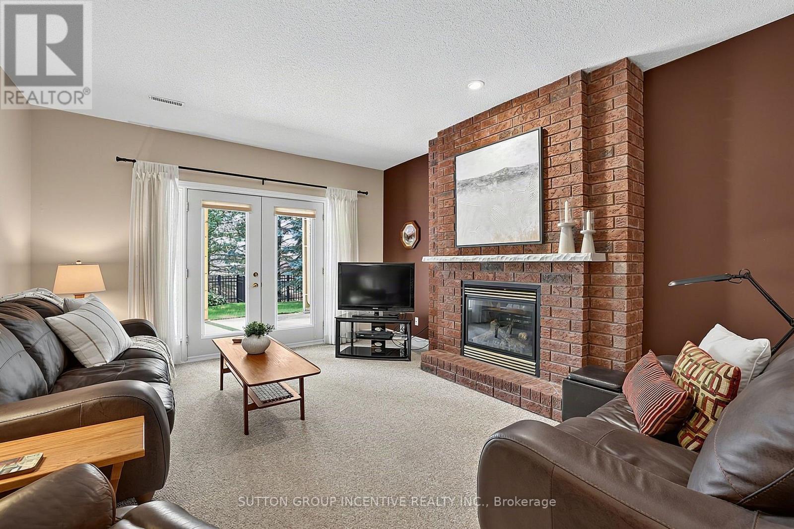 13 Renaissance Point, New Tecumseth, ON - Indoor Photo Showing Living Room With Fireplace