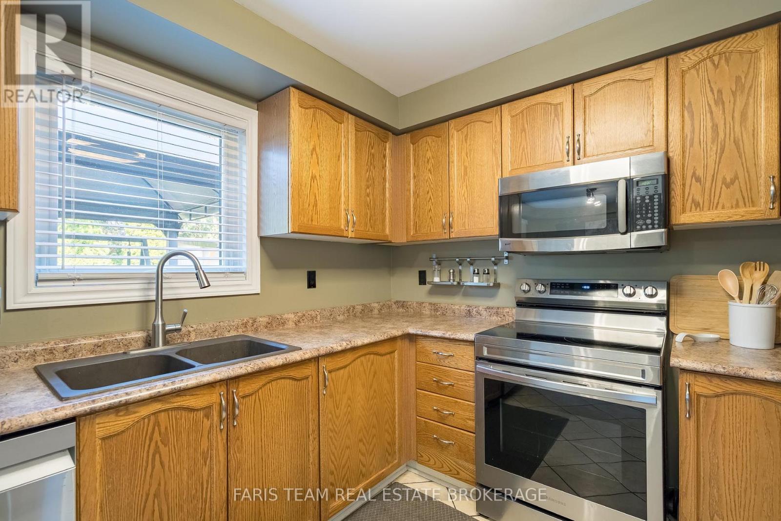 4 Bluegrass Drive, Barrie, ON - Indoor Photo Showing Kitchen With Double Sink