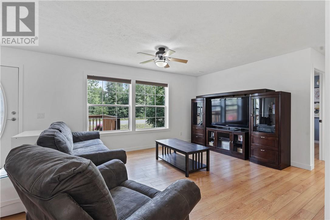 124 Yocom Drive, Espanola, ON - Indoor Photo Showing Living Room