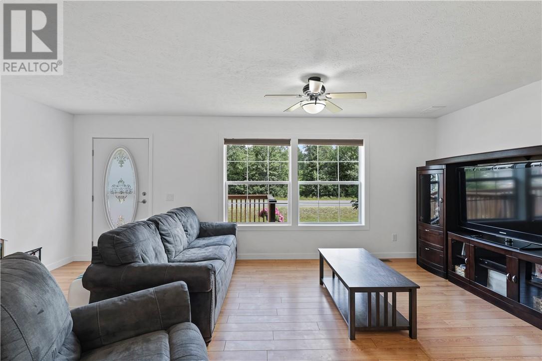 124 Yocom Drive, Espanola, ON - Indoor Photo Showing Living Room