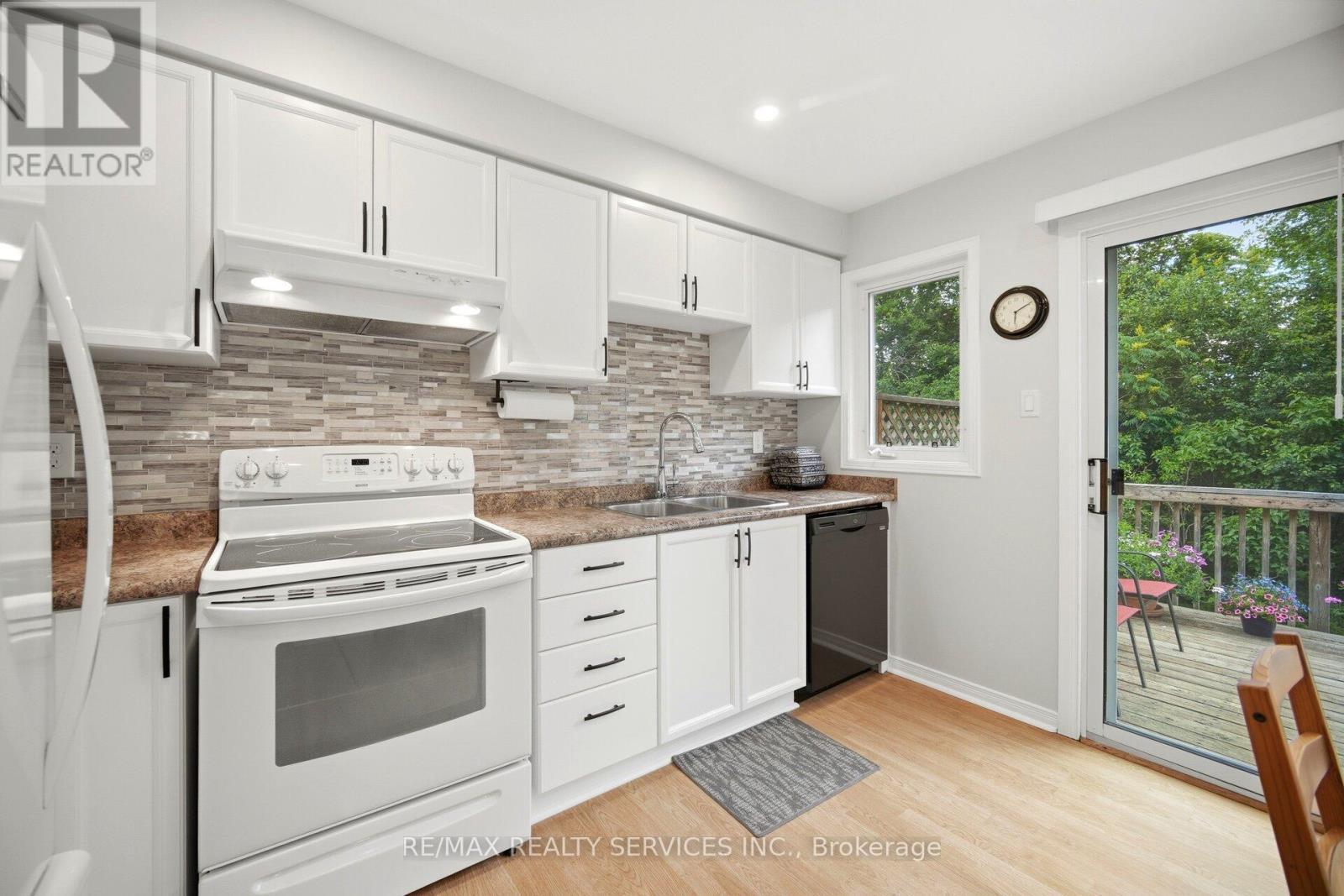 38 Furrows End, Brampton, ON - Indoor Photo Showing Kitchen