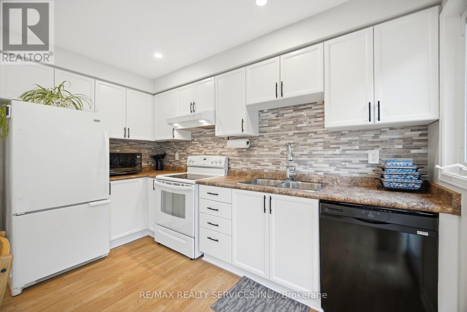 38 Furrows End, Brampton, ON - Indoor Photo Showing Kitchen With Double Sink