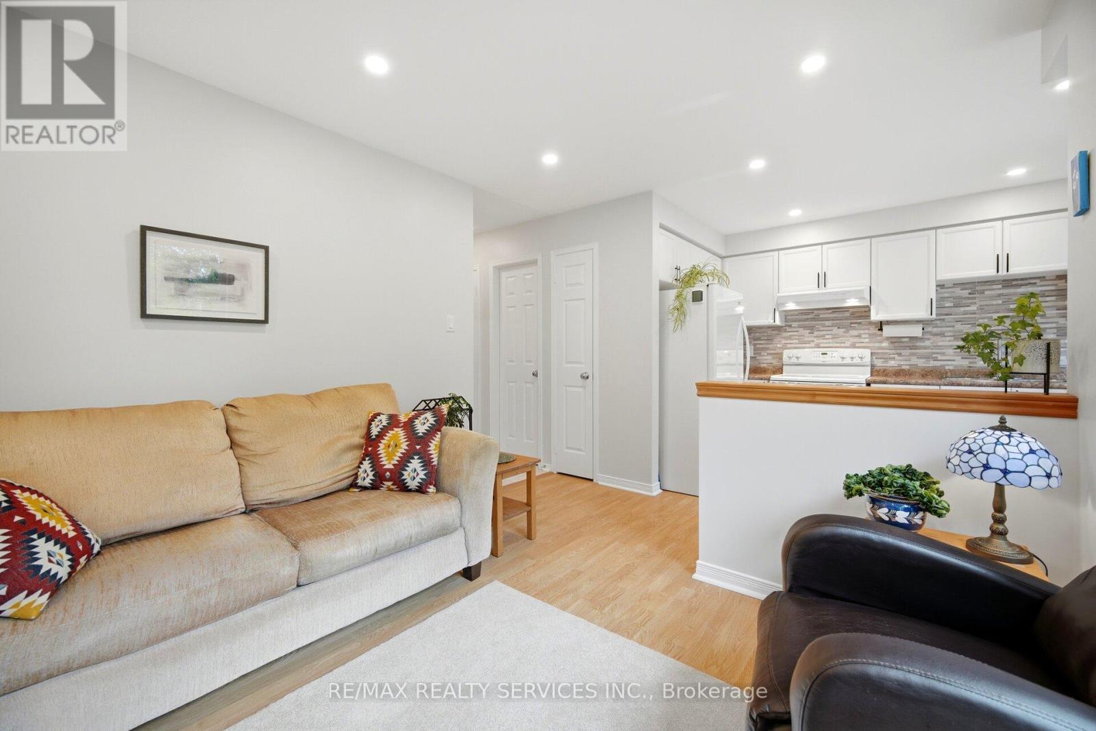 38 Furrows End, Brampton, ON - Indoor Photo Showing Living Room