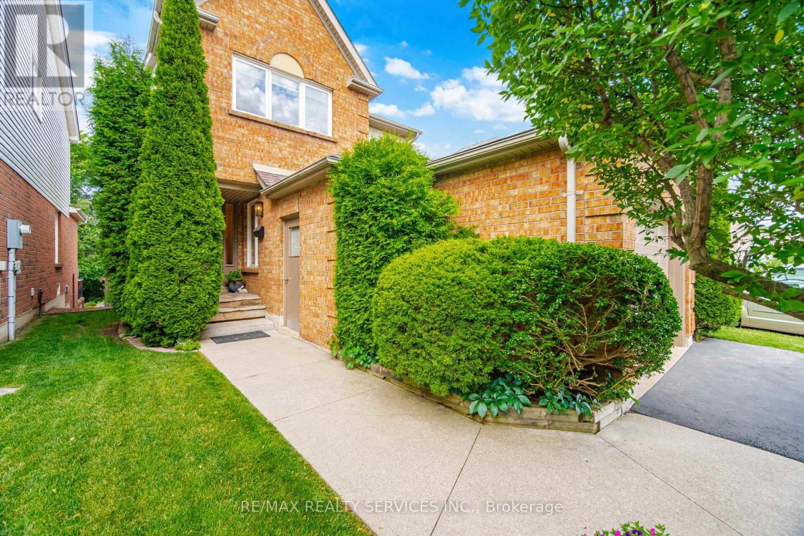 38 Furrows End, Brampton, ON - Outdoor