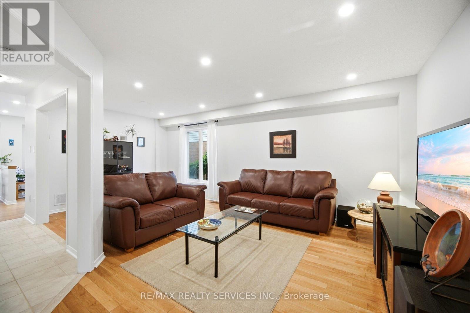 38 Furrows End, Brampton, ON - Indoor Photo Showing Living Room
