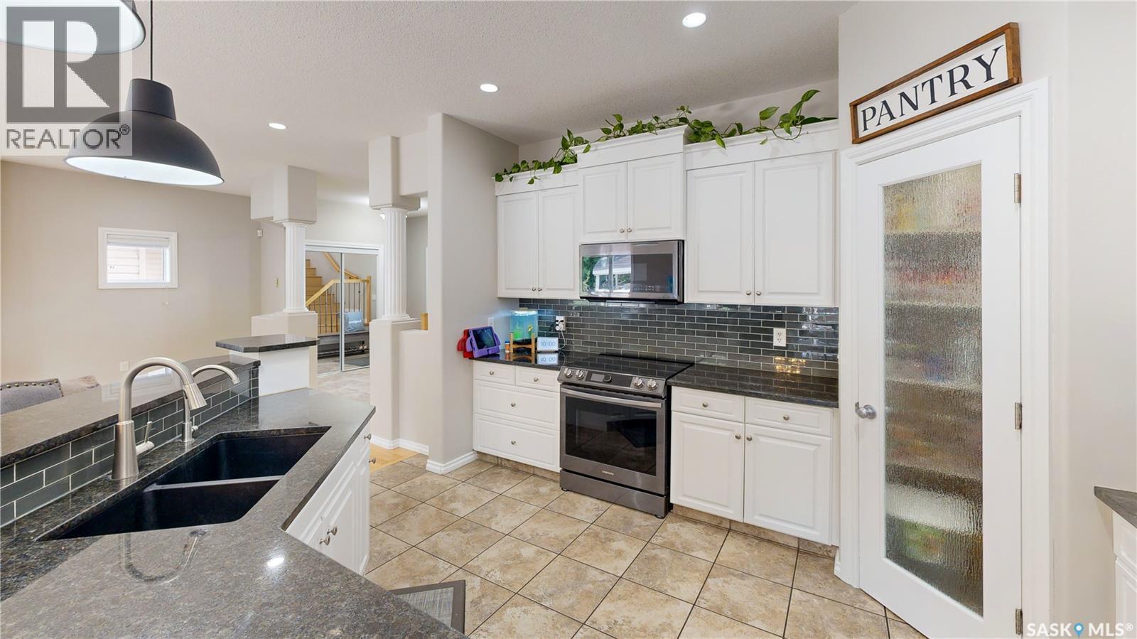 2806 Sunninghill Crescent, Regina, SK - Indoor Photo Showing Kitchen With Double Sink