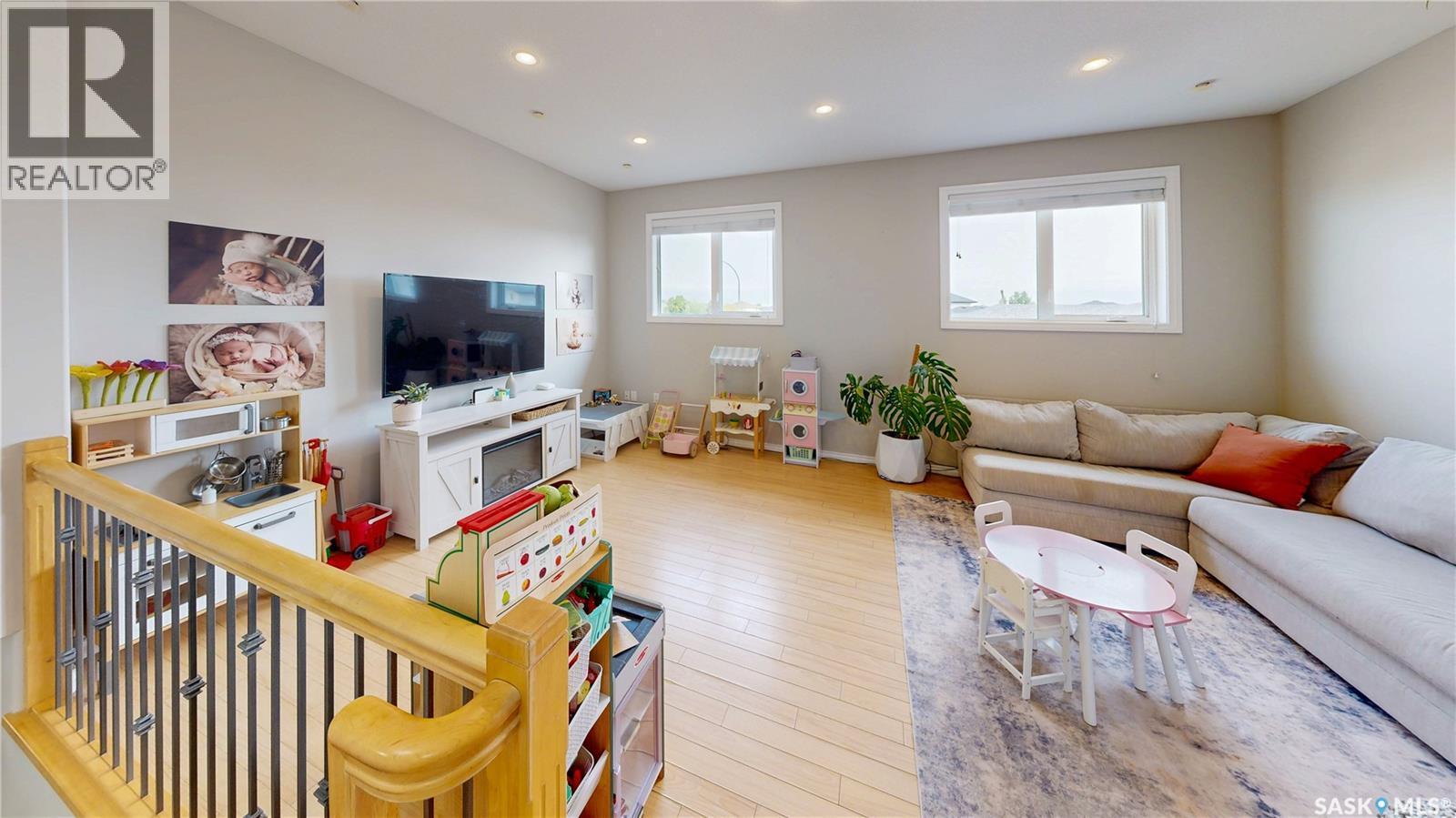 2806 Sunninghill Crescent, Regina, SK - Indoor Photo Showing Living Room