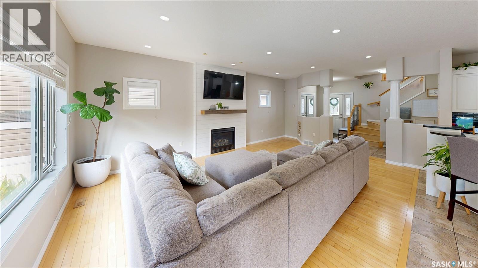 2806 Sunninghill Crescent, Regina, SK - Indoor Photo Showing Living Room With Fireplace
