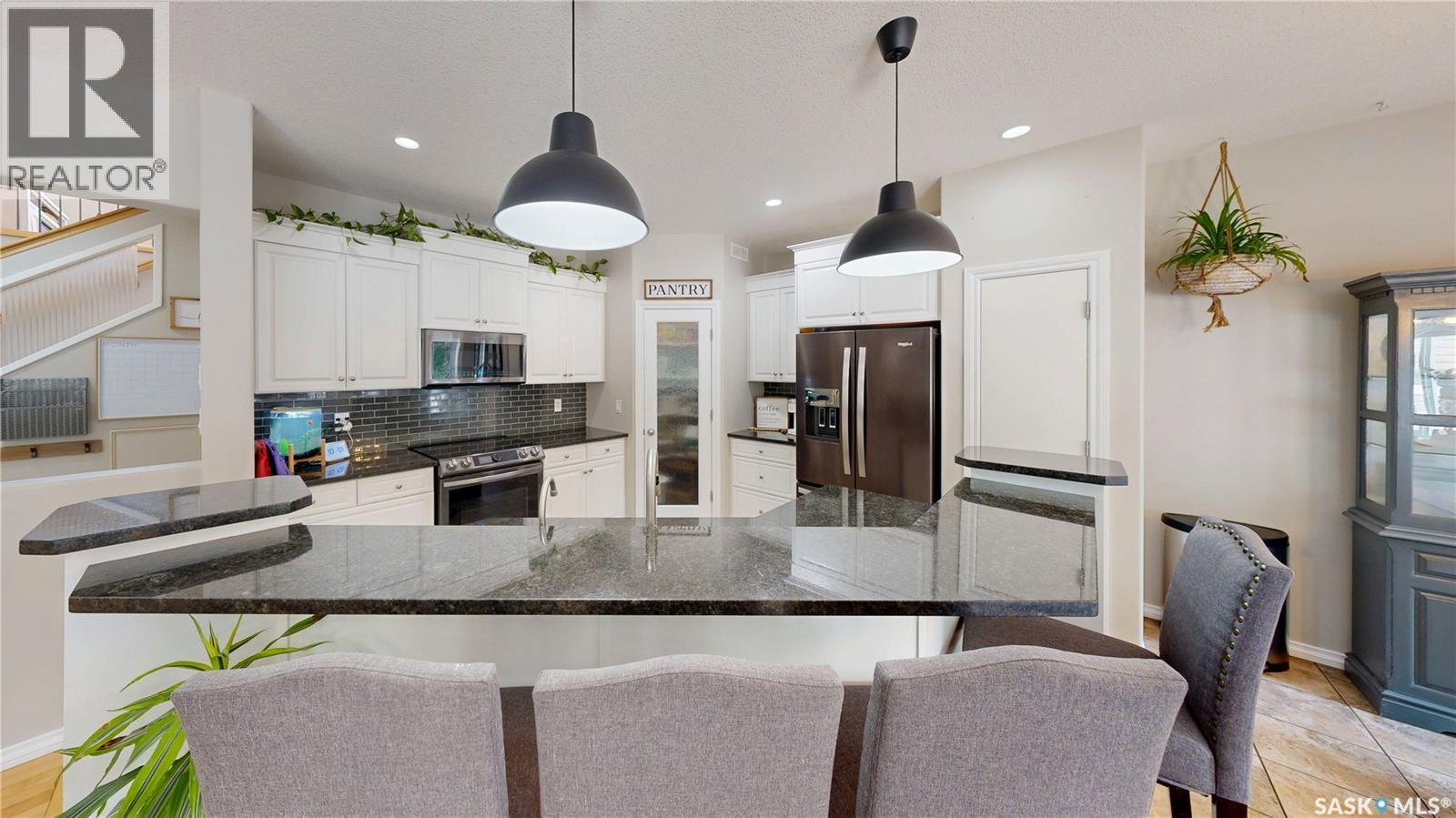 2806 Sunninghill Crescent, Regina, SK - Indoor Photo Showing Kitchen With Upgraded Kitchen