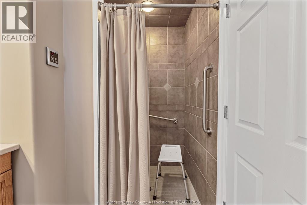 1797 Everts, Windsor, ON - Indoor Photo Showing Bathroom