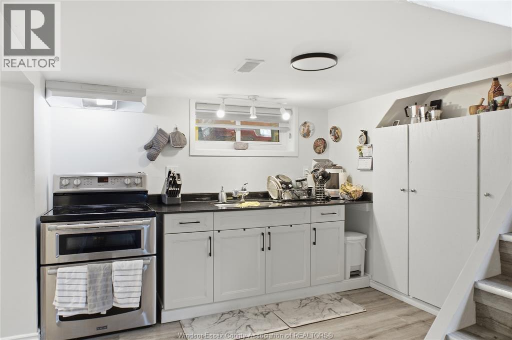 372 Lincoln Road Unit# 2, Windsor, ON - Indoor Photo Showing Kitchen