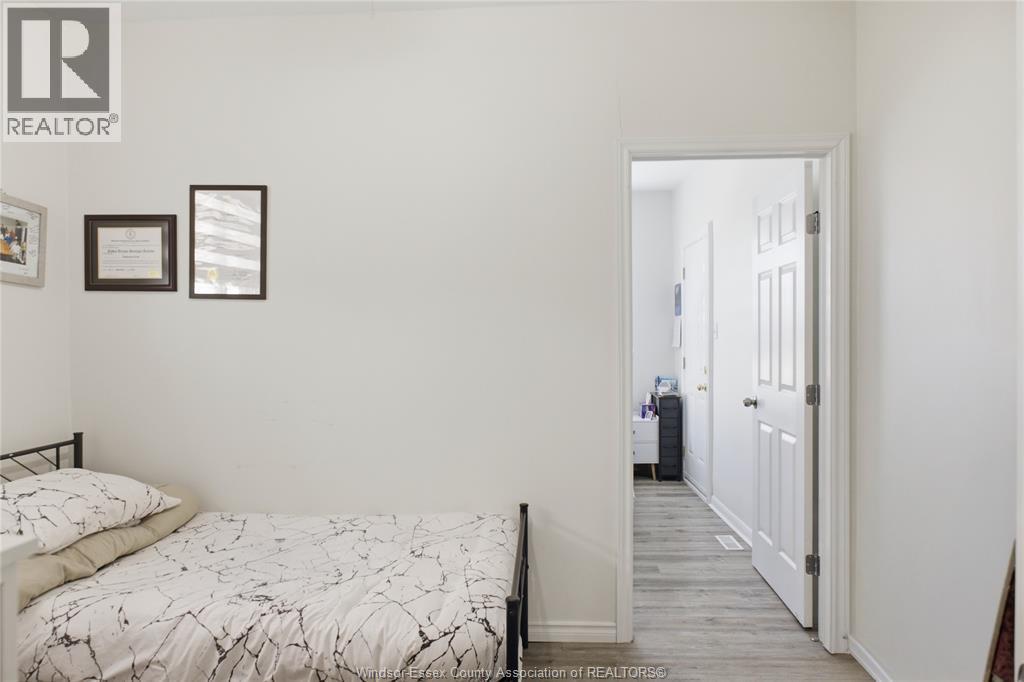 372 Lincoln Road Unit# 2, Windsor, ON - Indoor Photo Showing Bedroom