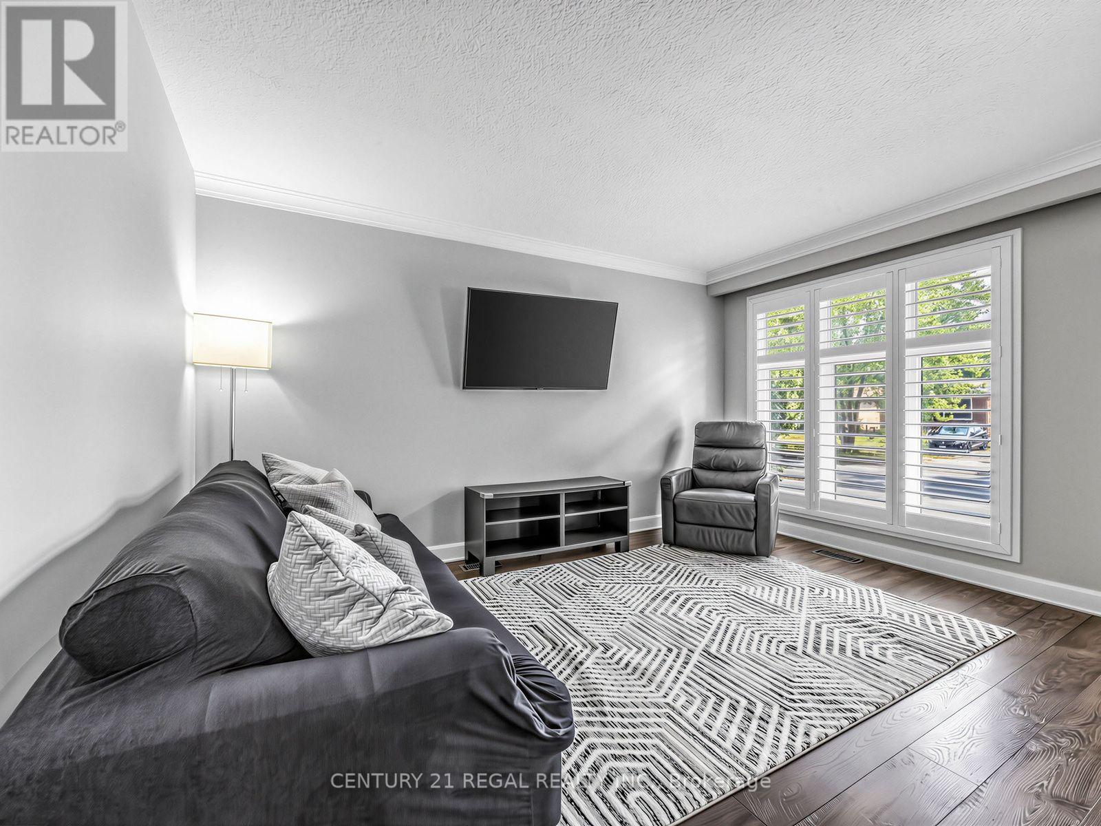 281 Thistle Down Boulevard, Toronto, ON - Indoor Photo Showing Living Room