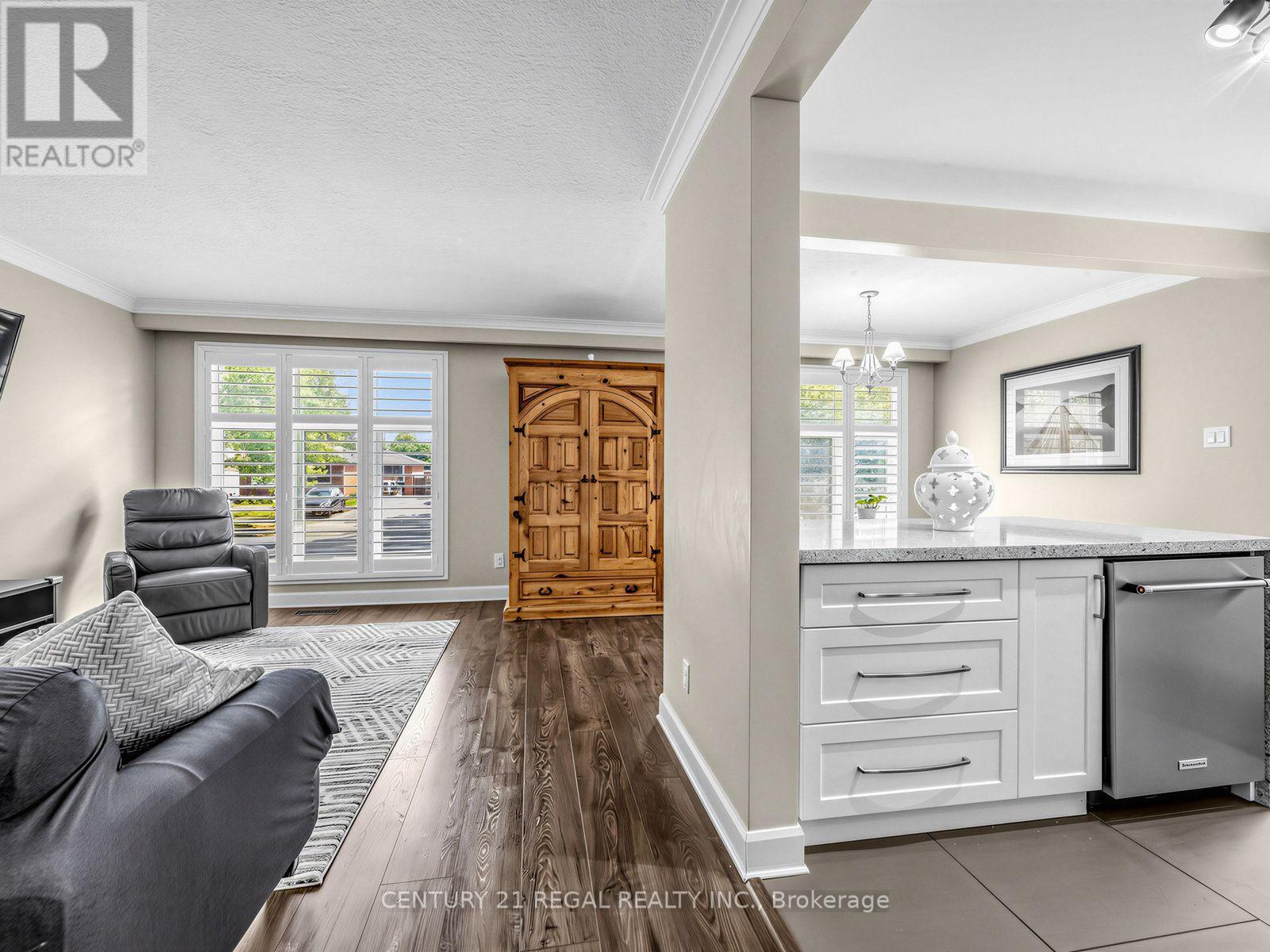 281 Thistle Down Boulevard, Toronto, ON - Indoor Photo Showing Living Room