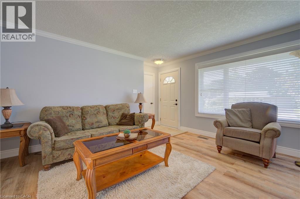 Recessed entryway with a decorative glass door - 251 Union Street E, Waterloo, ON - Indoor Photo Showing Living Room