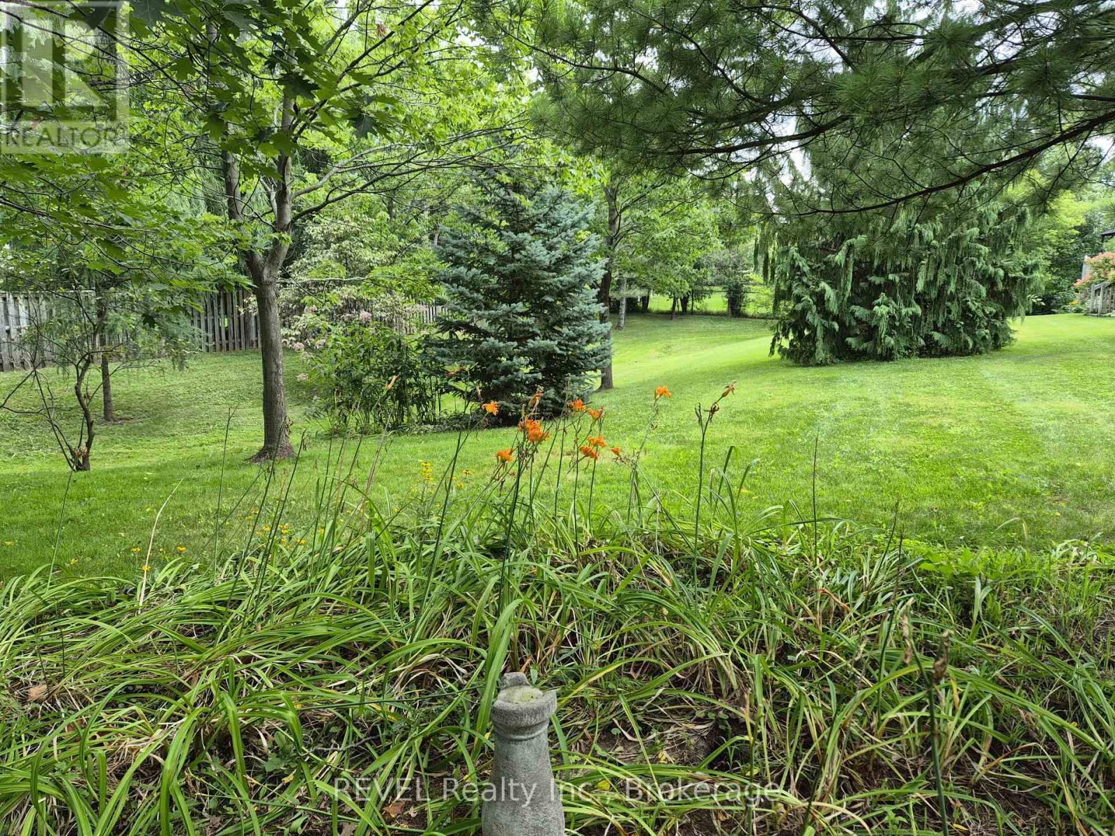 Common area on the grounds of 139 Glendale Ave. - 1 - 139 Glendale Avenue, St. Catharines (Glendale/Glenridge), ON - Outdoor