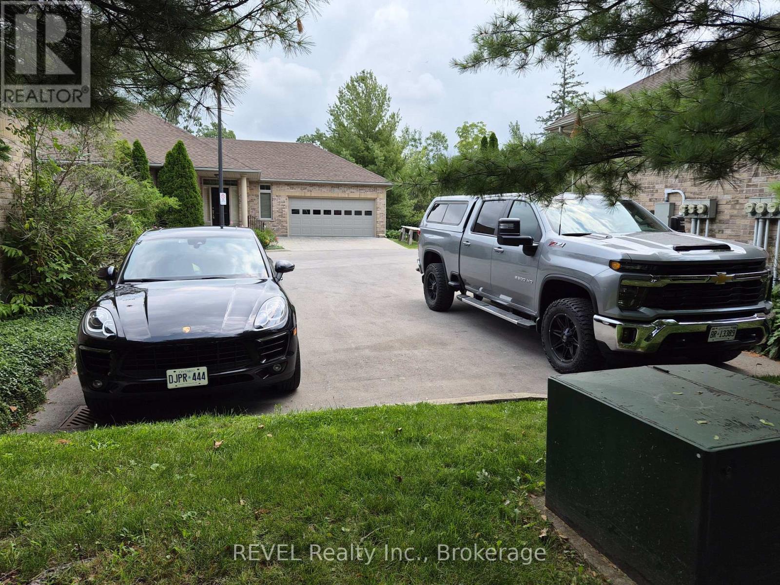 Additional visitor parking. - 1 - 139 Glendale Avenue, St. Catharines (Glendale/Glenridge), ON - Outdoor