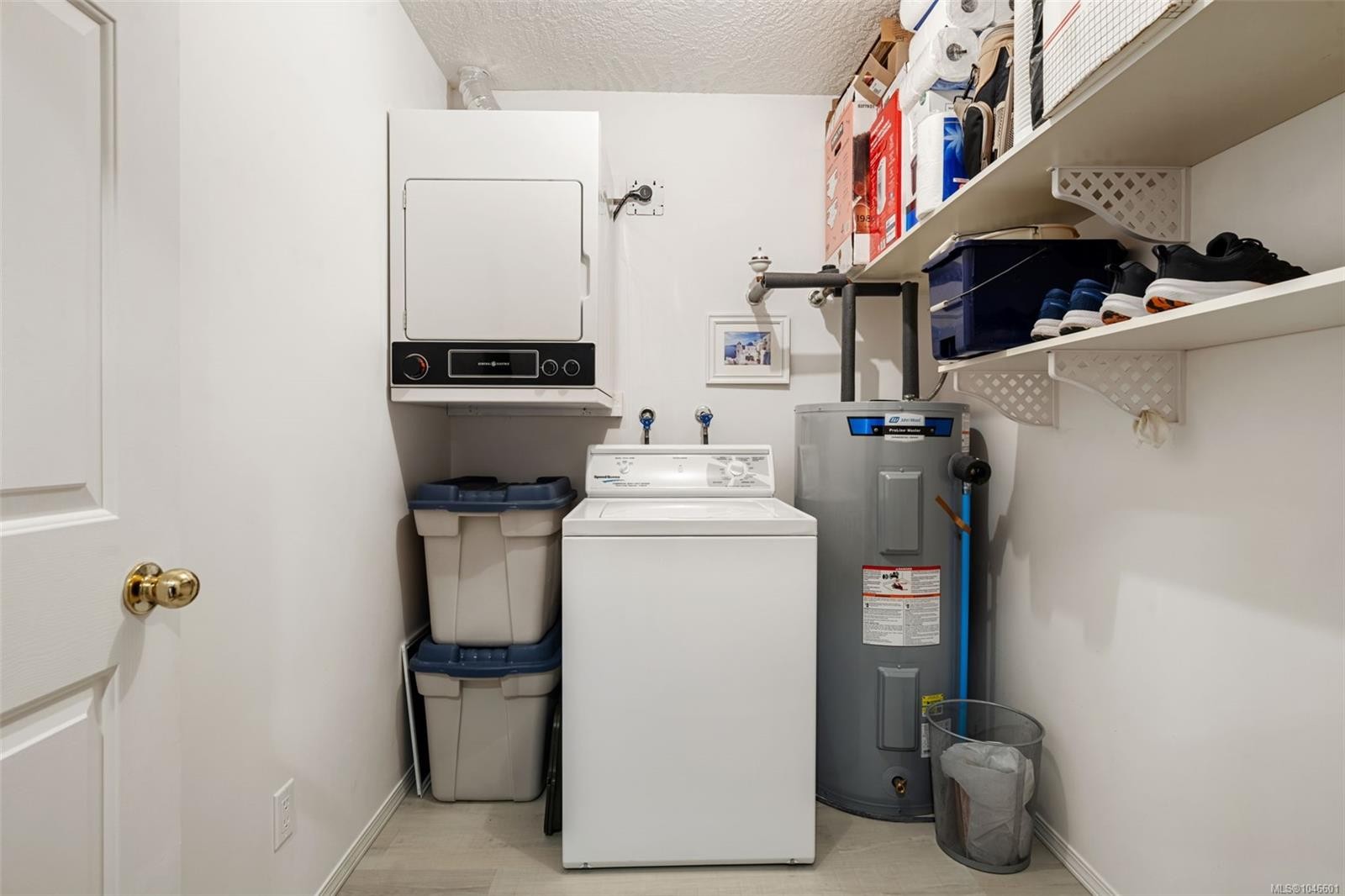 #310-9650 First St, Sidney, BC - Indoor Photo Showing Laundry Room