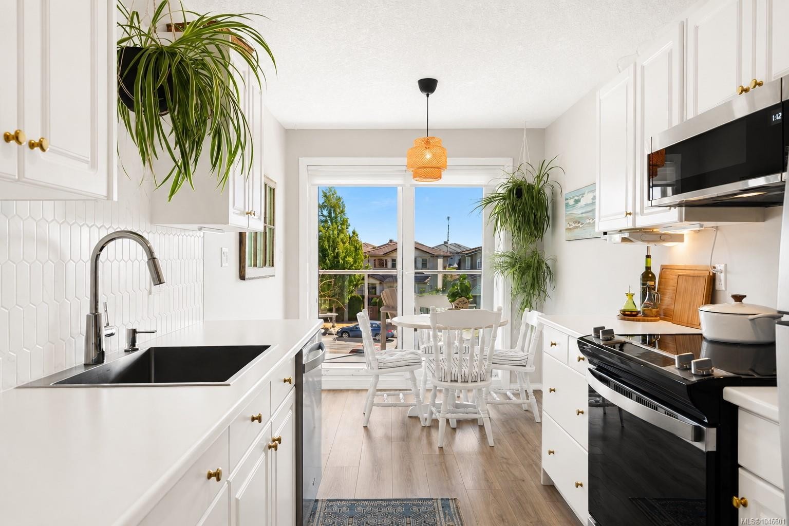 #310-9650 First St, Sidney, BC - Indoor Photo Showing Kitchen